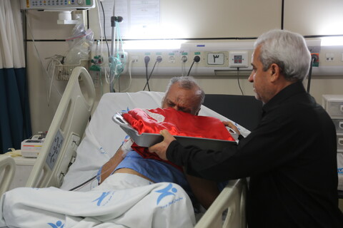 تصاویر/ پرچم متبرک امام حسین (ع) بر بالین بیماران قمی