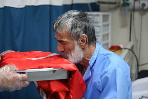 تصاویر/ پرچم متبرک امام حسین (ع) بر بالین بیماران قمی