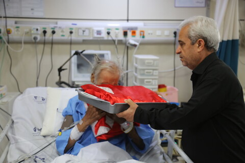 تصاویر/ پرچم متبرک امام حسین (ع) بر بالین بیماران قمی