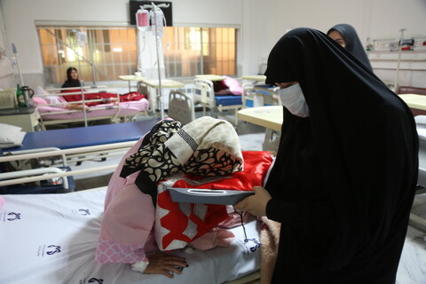 تصاویر/ پرچم متبرک امام حسین (ع) بر بالین بیماران قمی