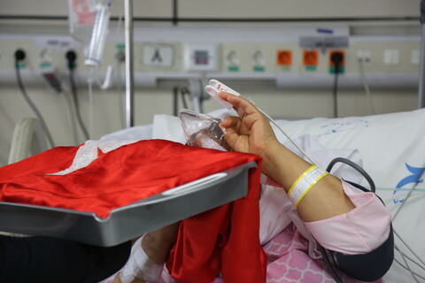 تصاویر/ پرچم متبرک امام حسین (ع) بر بالین بیماران قمی