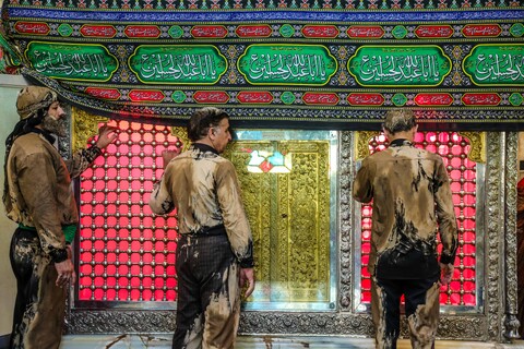 تصاویر/ آیین گل مالی و عزاداری سنتی لرزبانان مقیم قم در روز عاشورای حسینی