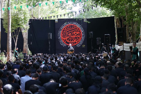 مراسم عزاداری ظهر عاشورا در گذر فرهنگی چهارباغ