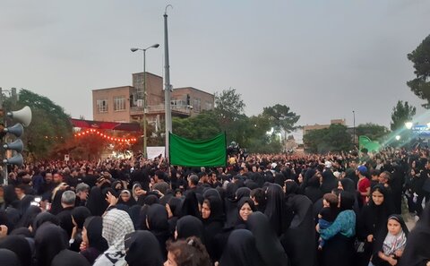تصاویر/ عزاداری شام عاشورای هییت حسینی لتحر در میدان کمال الملک کاشان