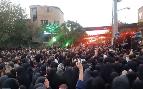 تصاویر/ عزاداری شام عاشورای هییت حسینی لتحر در میدان کمال الملک کاشان