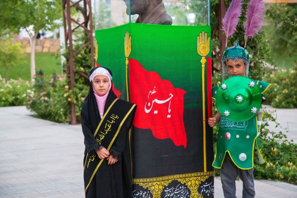 اجرای پویش "عکس و عَلَم" در قم + عکس