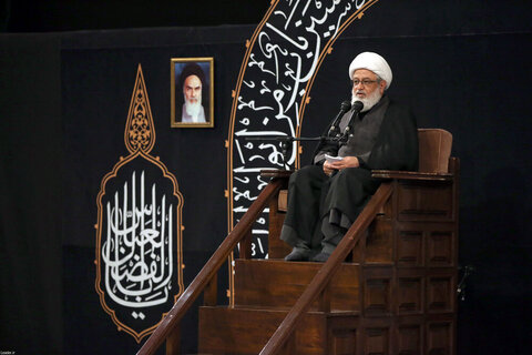 بالصور/ مجلس العزاء لليلة السبايا في حسينيّة الإمام الخميني (قده)