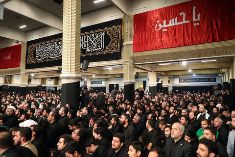بالصور/ مجلس العزاء لليلة السبايا في حسينيّة الإمام الخميني (قده)