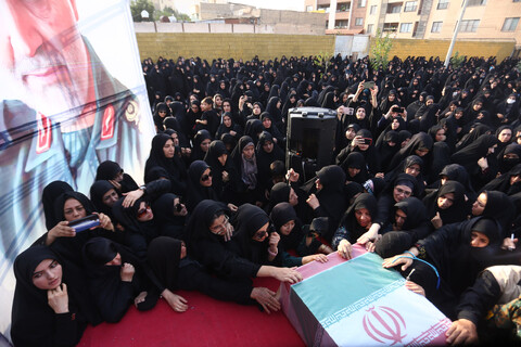 تشییع و تدفین شهید گمنام در شهرک مسکونی امام حسین (ع) اصفهان