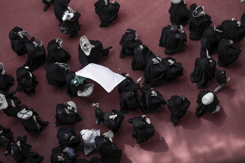 حرکت دسته نمادین زنان بنی‌اسد در دفن اجساد شهدای کربلا + تصاویر