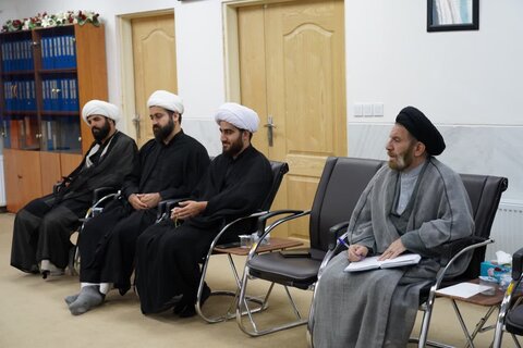 تصاویر نشست مجمع مشورتی طلاب و روحانیون لرستانی با نماینده ولی فقیه
