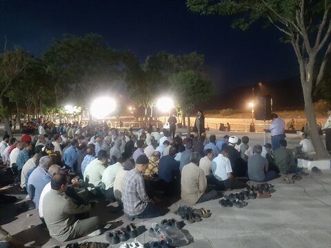 تصاویر اقامه نماز جماعت در بوستان ها و تفرجگاه های بروجرد