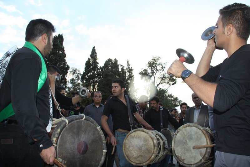 अज़ादारी के जुलूसो मे तब्ल, बूक़ और इसी तरह के उपकरणों के उपयोग पर क्या हुक्म है?