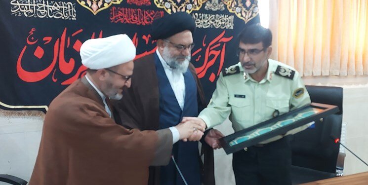 تجلیل ائمه جمعه کهگیلویه و بویراحمد از فرمانده انتظامی استان