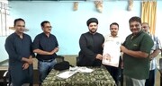 हौज़ा न्यूज़ एजेंसी की ओर से औरंगाबाद के प्रसिद्ध पत्रकार की सेवा में सम्मानित प्रमाण पत्र भेंट किया गया