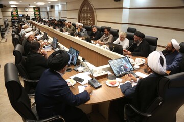 تصاویر/ نشست هم اندیشی هنرمندان حوزوی با معاون تبلیغ و امور فرهنگی حوزه های علمیه