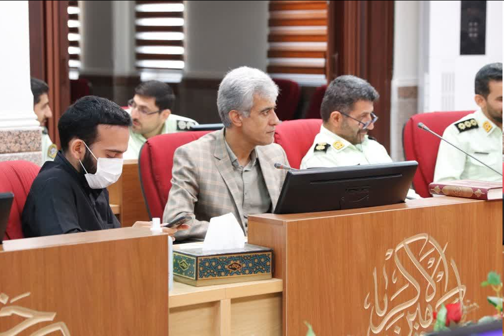 از اقدامات فرهنگی پلیس تا حضور خانوادگی رئیس عقیدتی در مهمانی ها / هدیه خاص ادیانی به خبرنگاران