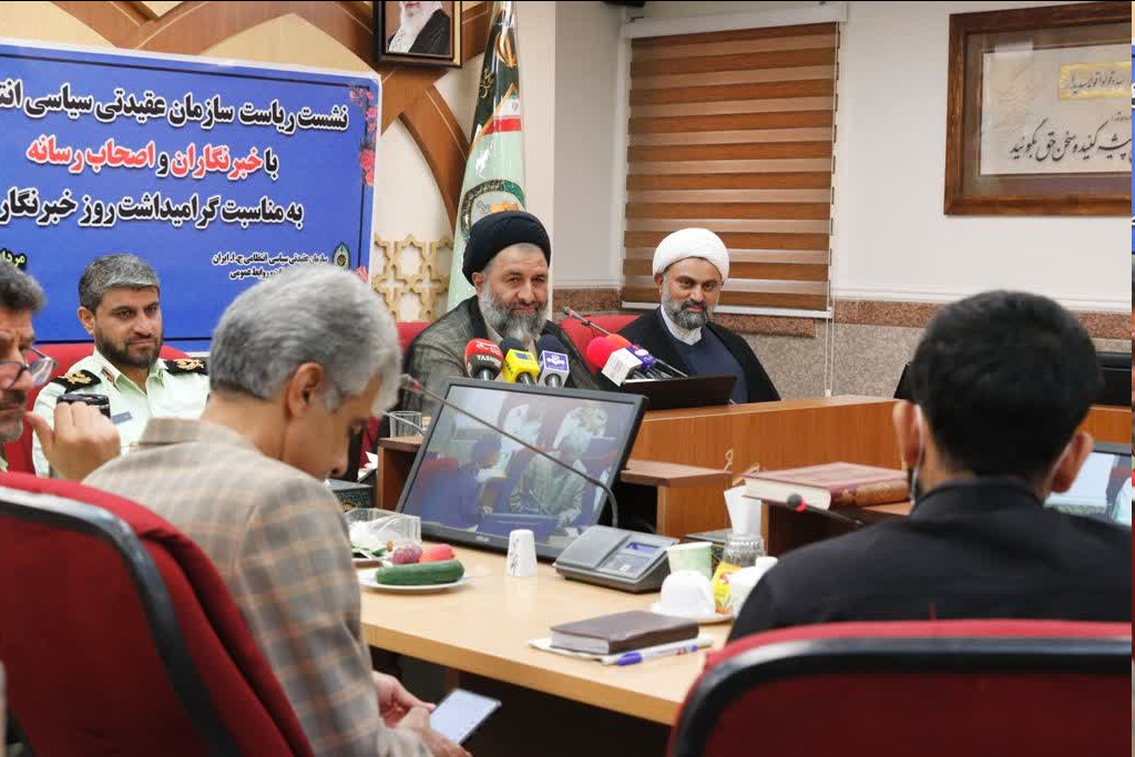 از اقدامات فرهنگی پلیس تا حضور خانوادگی رئیس عقیدتی در مهمانی ها / هدیه خاص ادیانی به خبرنگاران