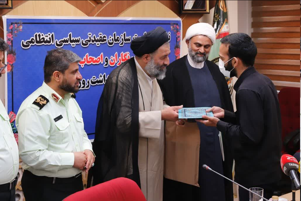 از اقدامات فرهنگی پلیس تا حضور خانوادگی رئیس عقیدتی در مهمانی ها / هدیه خاص ادیانی به خبرنگاران