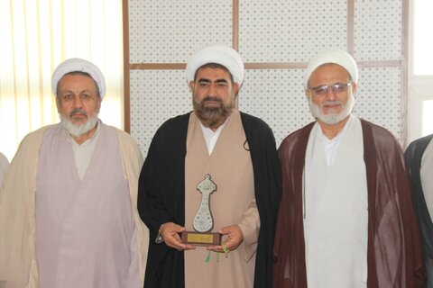 تصاویر / تقدیر مدیر مدرسه علمیه علوی قم از مدیر حوزه علمیه استان قزوین