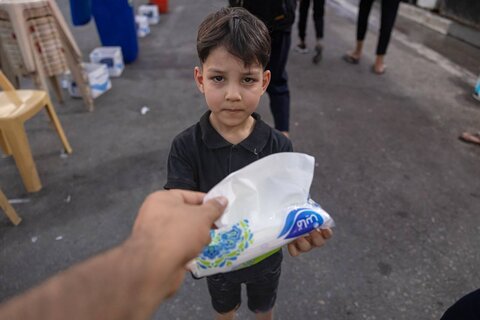 مشارکت کودکان عراقی در خدمتگزاری به زوار اربعین
