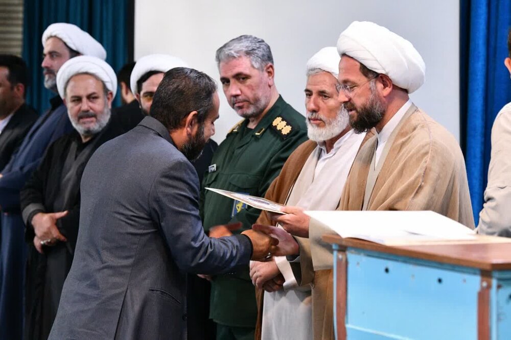 مردمداری از وظایف خدمتگزاران مسجد است