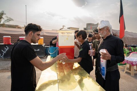 تصاویر/ فعالیت موکب های عراقی در مسیر پیاده روی اربعین