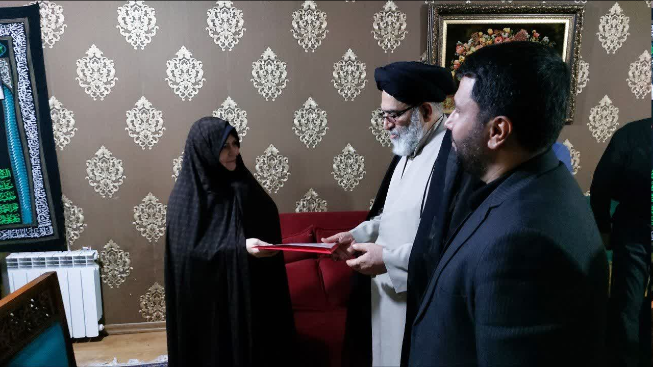 خانواده شهدای کارمند در ورامین تجلیل شدند + عکس