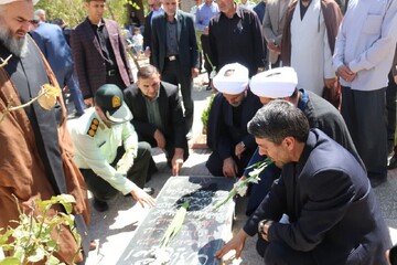 تصاویر/ مراسم غبار روبی مزار شهدای نقده به مناسبت آغاز هفته دولت