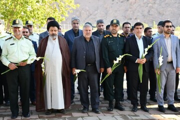 تصاویر/ غبارروبی مزار شهدای ماکو به مناسبت گرامیداشت هفته دولت