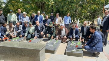 تصاویر/ غبار روبی مزار شهدای شاهین دژ