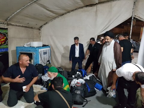 تصاویر/ استقبال امام جمعه ماکو از زائرین اهل جمهوری آذربایجان در مرز بازرگان