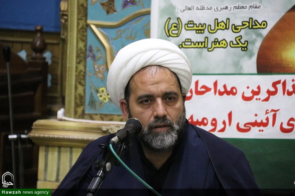 خداوند با نور امام حسین(ع) بشر را از افتادن در دام ضلالت حفظ میکند ...