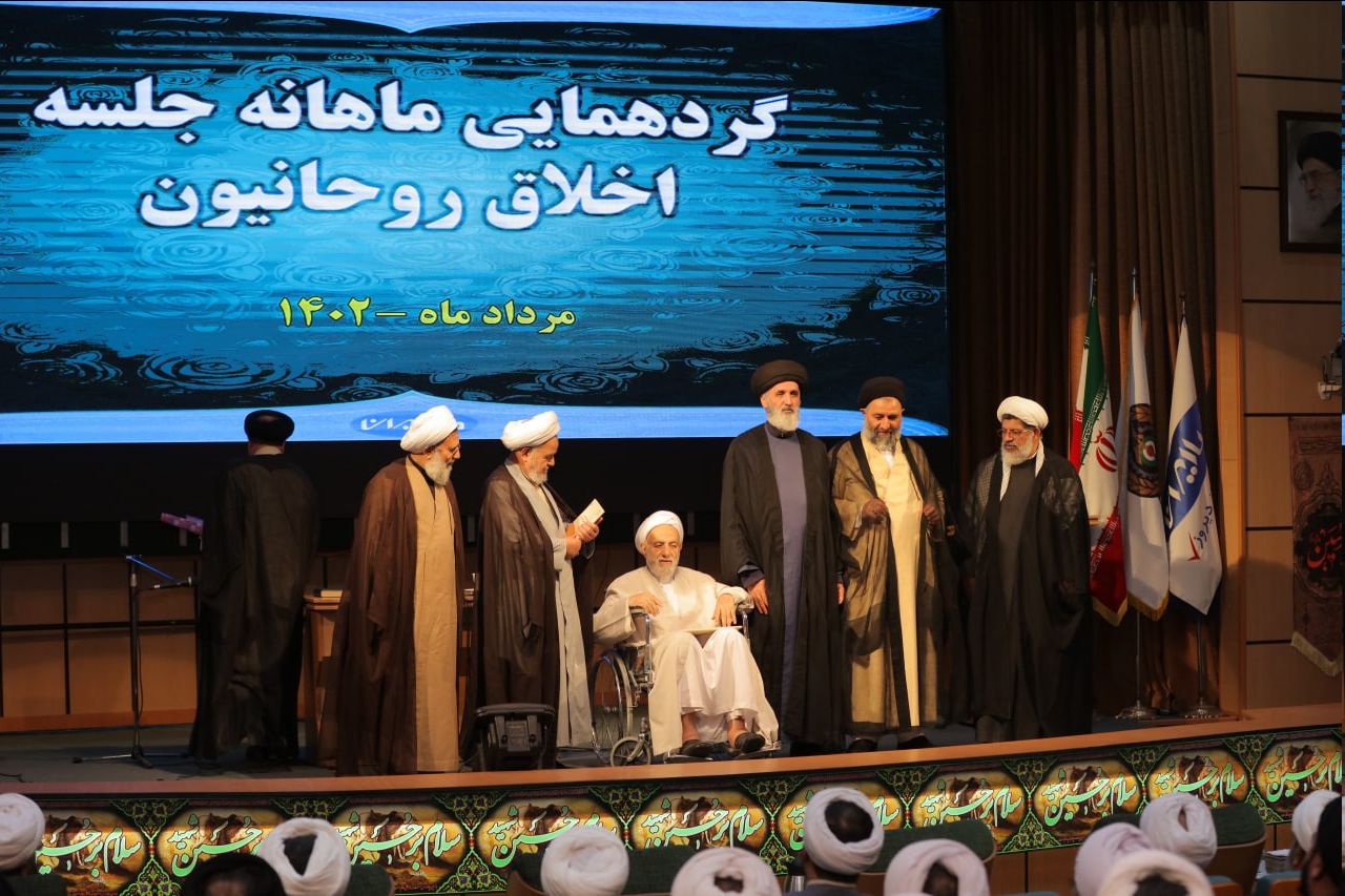 حجت الاسلام قرائتی استاد اخلاق و نمونه زیست طلبگی است