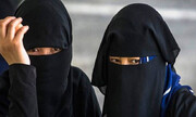 फ्रांसीसी सरकार ने स्कूलों में मुस्लिम छात्राओं के हिजाब पहनने पर लगाया प्रतिबंध