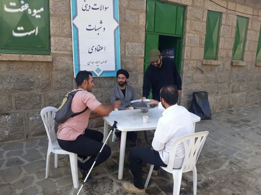 برپایی میز پاسخ به شبهات در میدان میشان همدان