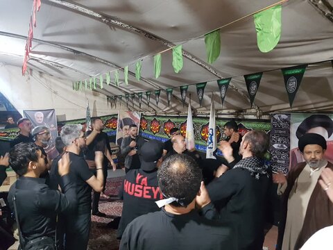 تصاویر/ مراسم عزاداری در بین زائرین ترکیه ای و آذربایجانی اربعین حسینی در مرز بازرگان