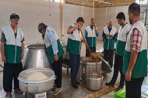 تصاویر/ خدمت رسانی جهادی آشپزخانه مرکزی موکب امام رضا(ع) در مرز خسروی