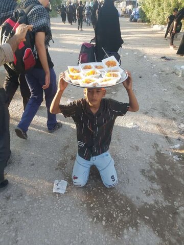 تصاویر/ پذیرایی کودکان از زوار در مسیر پیاده‌روی اربعین
