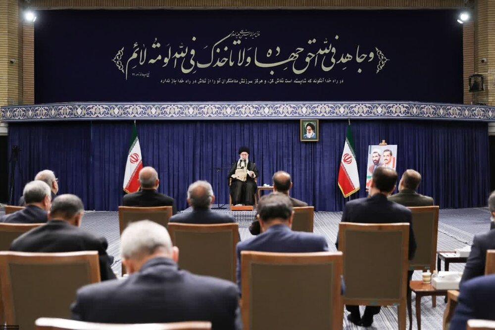 حدیثی که در دیدار هیئت دولت با رهبر انقلاب نصب شده بود