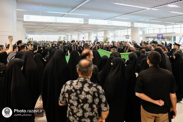 زائرین اربعین کی جانب سے حرم مطہر امام رضا (ع) کے خادمین کے قافلے کا پرجوش استقبال