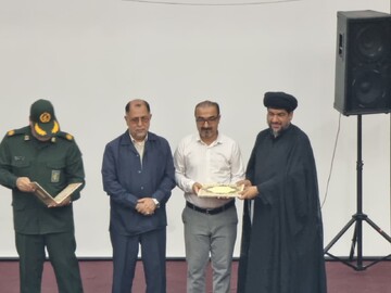 تصاویر/ تجلیل از کارمندان نمونه گناوه با حضور امام جمعه