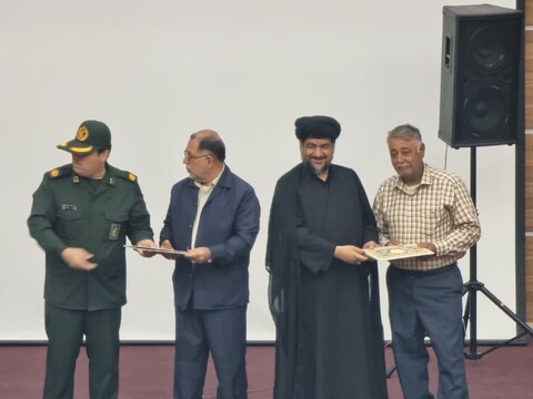 تجلیل از کارمندان نمونه گناوه با حضور امام جمعه