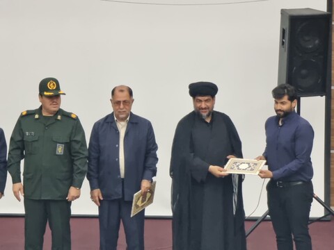 تجلیل از کارمندان نمونه گناوه با حضور امام جمعه