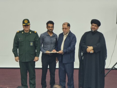 تجلیل از کارمندان نمونه گناوه با حضور امام جمعه