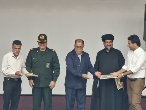 تجلیل از کارمندان نمونه گناوه با حضور امام جمعه