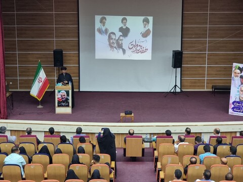 تجلیل از کارمندان نمونه گناوه با حضور امام جمعه