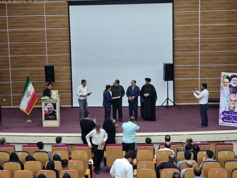 تجلیل از کارمندان نمونه گناوه با حضور امام جمعه