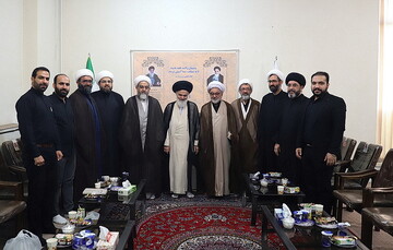 تصاویر/ دیدار اعضای کنگره بین‌المللی بزرگداشت علامه میرحامدحسین لکهنوی با آیت الله حسینی بوشهری
