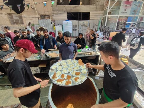تصاویر/ توزیع غذای نذری توسط مواکب قمی در نجف اشرف